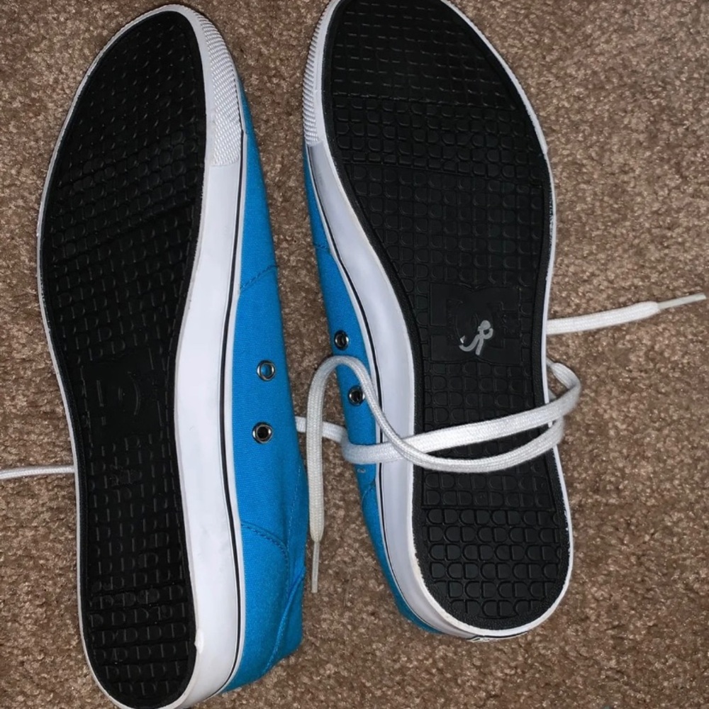Converse - Picture 2 of 2